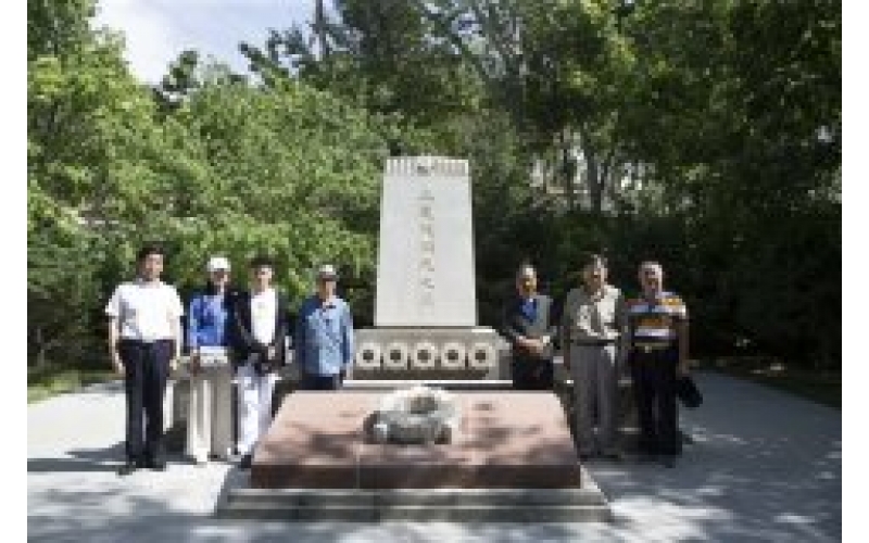 陈志峰董事长陪同曹志卫祭祀革命先烈