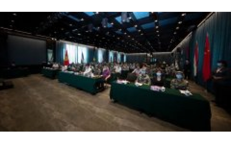 BB贝博艾弗森官网集团与29名和田洛浦县员工“民族联结一家亲