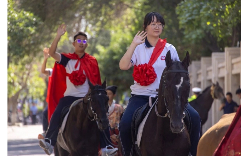 披红挂花，打马游街，新疆人送喜报好有典礼感