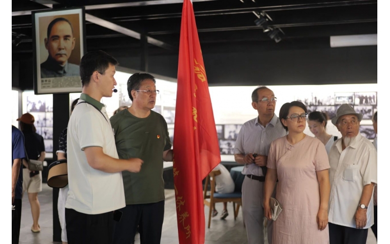 红色基因 永续传扬——军休干部参观新疆古生态园庆八一